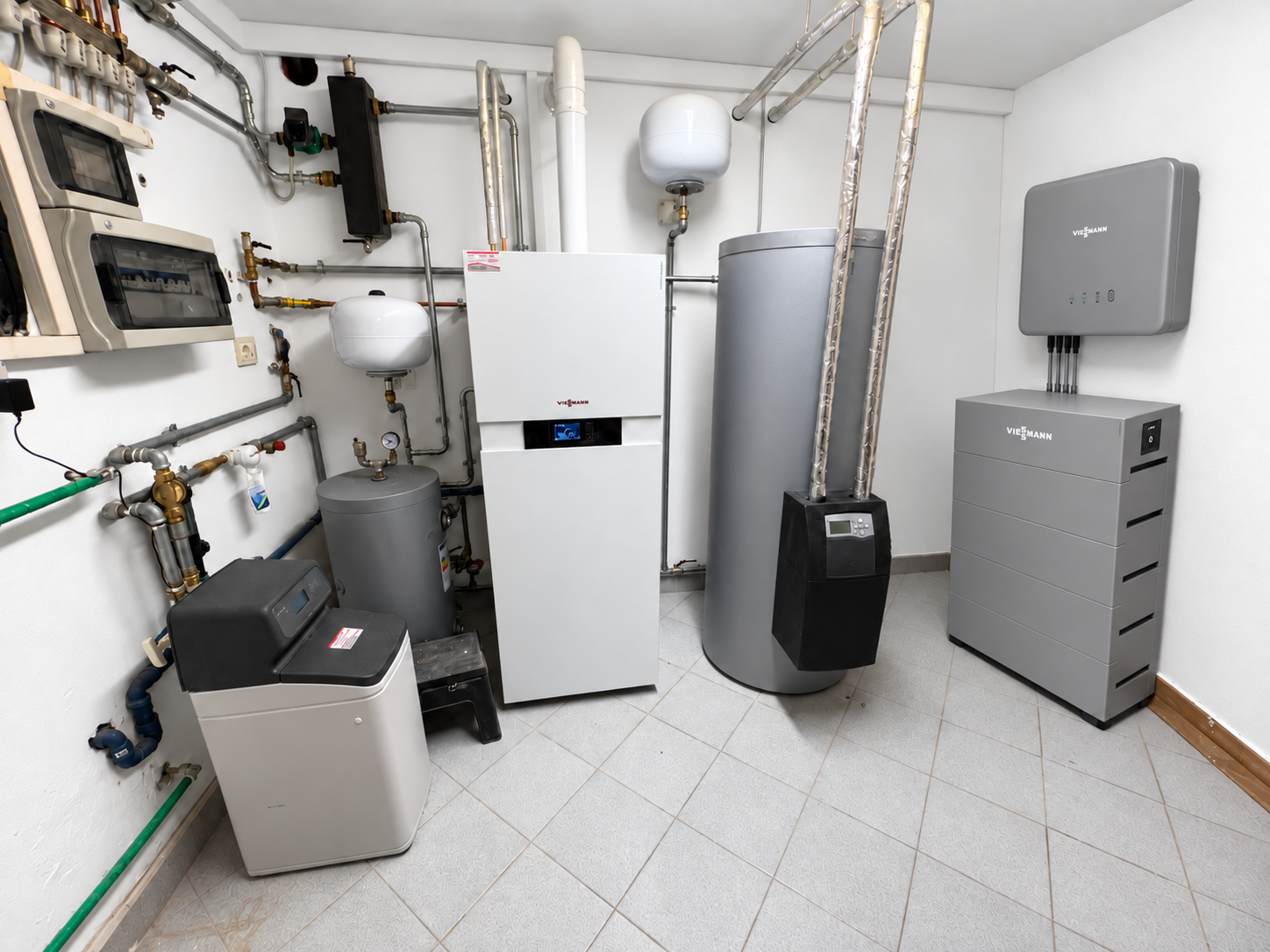 centrale termica con addolcitore, pompa di calore ibrida, bollitore, inverter a parete e batteria di accumulo a torre