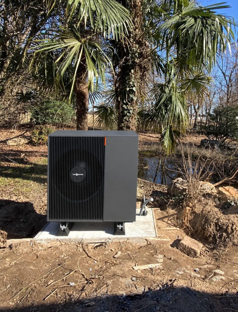 Composizione illustrativa di una pompa di calore Viessmann Vitocal 200-A ie in un giardino