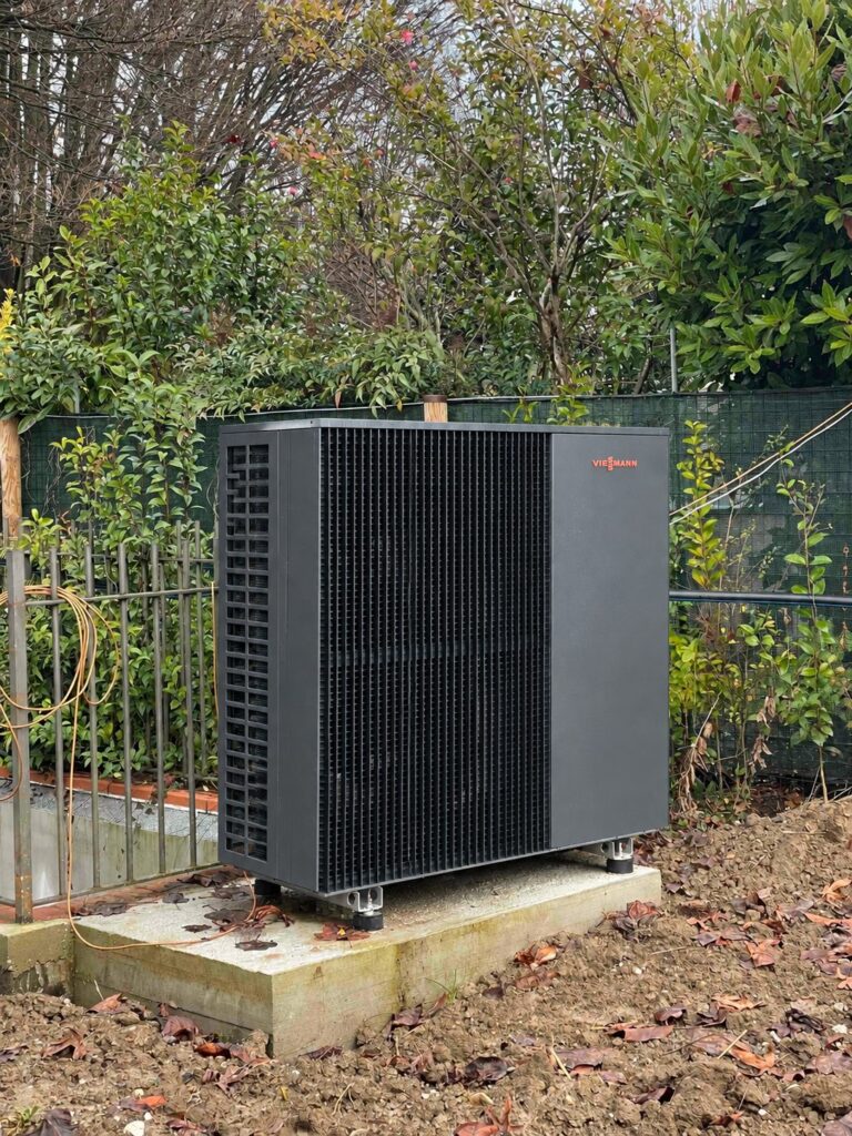 Composizione illustrativa di una pompa di calore Viessmann Vitocal 250-A in un giardino